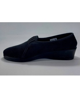 pantofole chiuse donna in morbida stoffa nera con elastici, fondo gomma antiscivolo